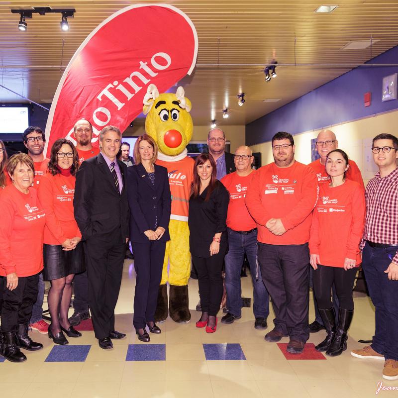 Le comité organisateur 2016, en compagnie de la présidente d'honneur, madame Nathalie Lemay, de Rio Tinto Fer et Titane, de messieurs Sylvain Paul-Hus et Éric Planque de Rio Tinto Fer et Titane, de madame Myriam Arpin, directrice de la Fondation du Cégep 