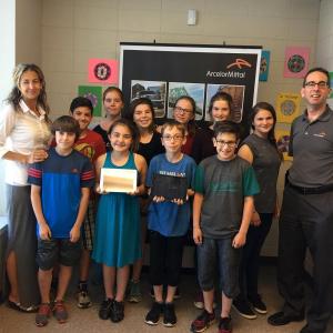 Un groupe d’élèves de la classe de 6e année entoure Marie-Hélène Lavoie, enseignante de 6e année à l’école des Coeurs-Vaillants de Contrecoeur et Louis-Philippe Péloquin, directeur des communications d’ArcelorMittal Produits longs Canada.